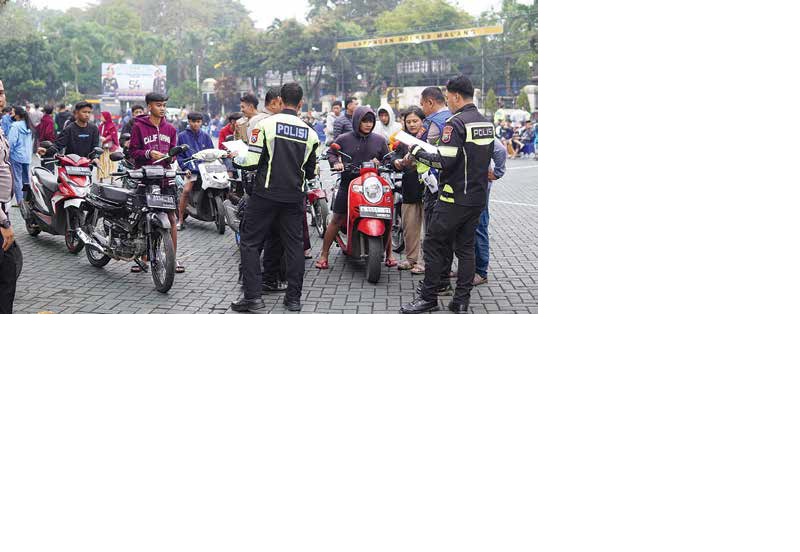 HASIL OPERASI: Polisi menindak joki balap liar di halaman Mapolres Malang pada Minggu (23/11) lalu. Mereka terjaring operasi di sekitar Stadion Kanjuruhan.