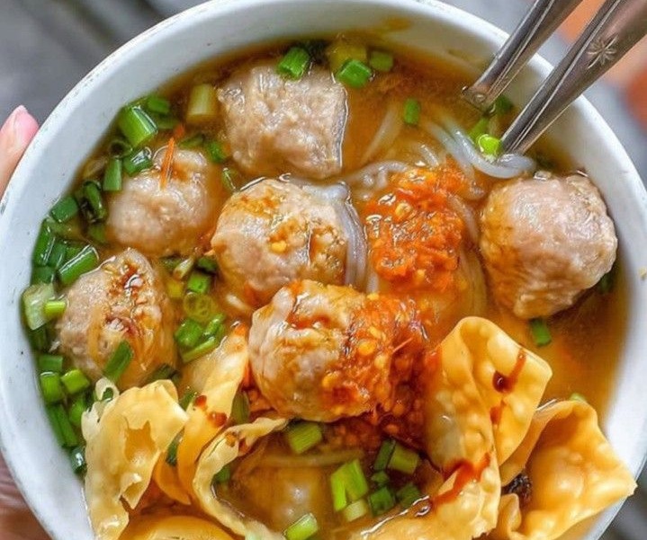 MENGGUGAH SELERA: Bakso dengan kuah pedas yang lezat