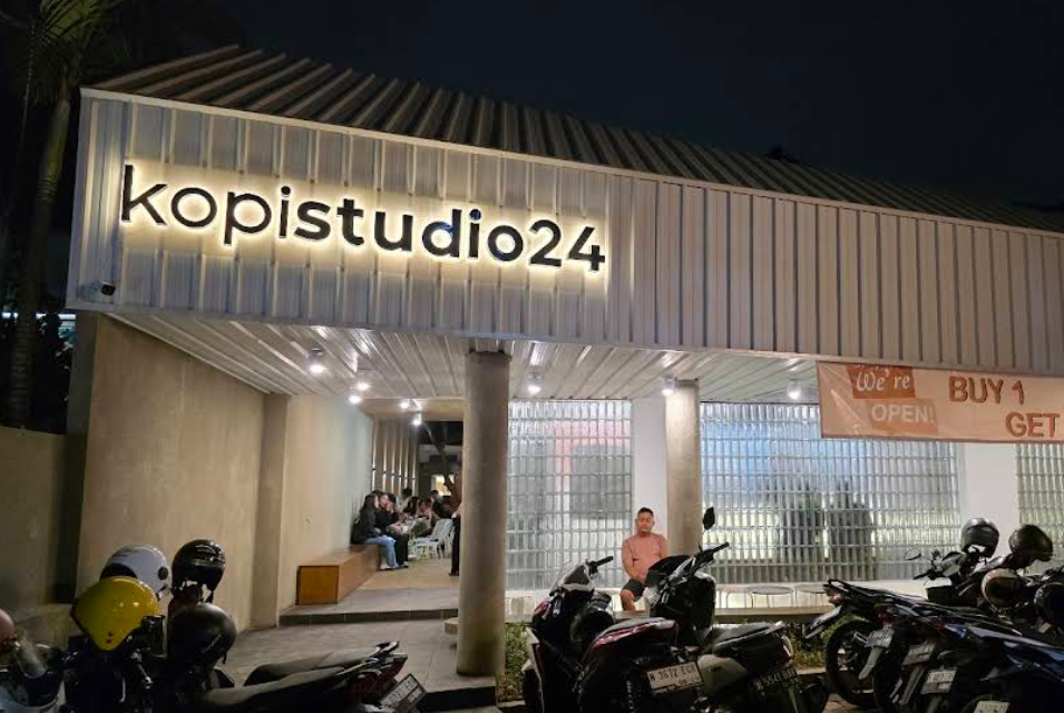NONKRONG SANTAI: Kopi studio 24 di jalan bromo ramai dikunjungi
