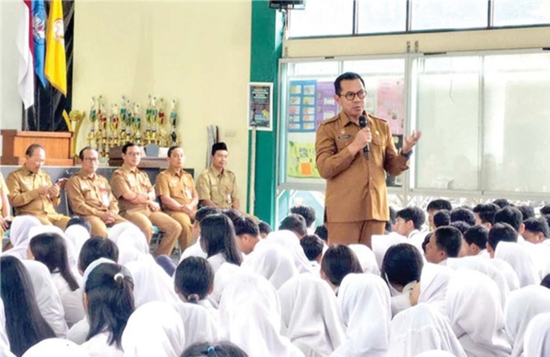 BERI ARAHAN: Wali Kota Batu Nurochman menggelar audiensi bersama siswa SMP Negeri 1 Batu kemarin pagi (29/9).