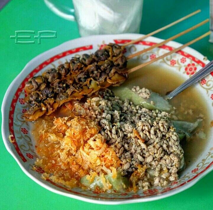 SEGAR & MURAH: Dua tempat lontong kupang di Lowokwaru ini dikenal dengan rasa enak dan harga ramah kantong.