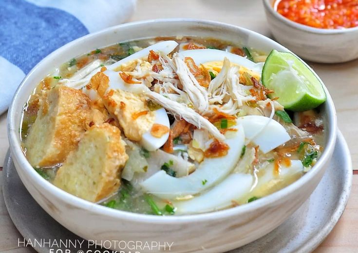 OTENTIK DAN SEGAR: Dua tempat soto Banjar di Malang ini dikenal dengan kuah rempahnya yang khas dan cita rasa yang mirip aslinya dari Kalimantan Selatan.