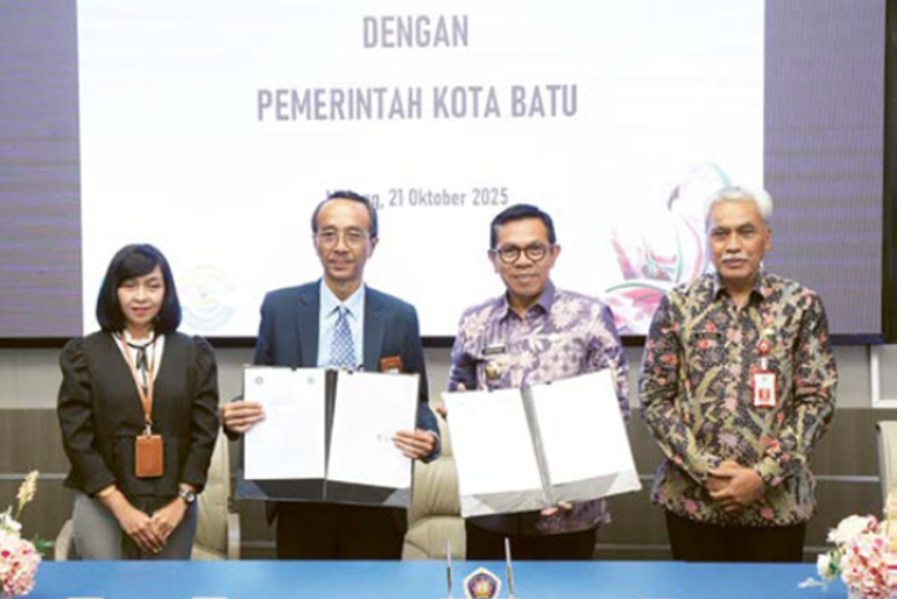 SINERGI: Wali Kota Batu Nurochman (dua dari kanan), Kepala Disdik Kota Batu M Chori (kanan), dan Direktur Polinema Supriatna Adhisuwignjo (dua dari kiri) melakukan penandatanganan MoU di Polinema