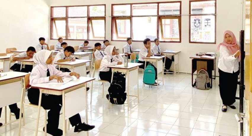 PROSES BELAJAR: Siswa SRMP 14 Kota Batu mengikuti pembelajaran di kelas beberapa waktu lalu. Mereka berpotensi boyongan ke sekolah permanen tahun depan.