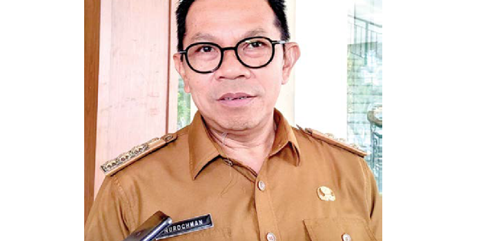 JUMPA PERS: Wali Kota Batu Nurochman menjawab pertanyaan dari awak media usai Rapat Paripurna di Gedung DPRD Kota Batu beberapa waktu lalu.
