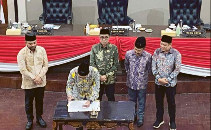 PENANDATANGANAN: Wali Kota Batu Nurochman menandatangani nota kesepakatan dalam Rapat Paripurna Pembahasan KUA-PPAS APBD 2026 di Gedung DPRD kemarin (12/9).