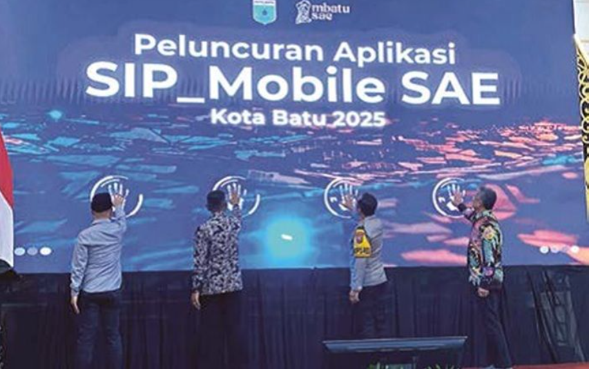 RESMI DILUNCURKAN: Dari kiri, Ketua Komisi B DPRD Kota Batu Asmadi, Wali Kota Batu Nurochman, Kapolres Batu Andi Yudha Pranata dan Kepala Bapenda Kota Batu Mohammad Nur Adhim meluncurkan SIP Mobile SA