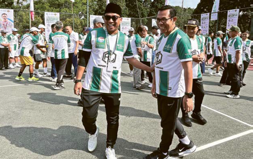 SPORT TOURISM: Wali Kota Batu Nurochman memberikan ucapan selamat kepada ketua panitia Tournament Tennis NU Cup III Piala Wali Kota Batu 2025 Fathul Yasin (kiri).