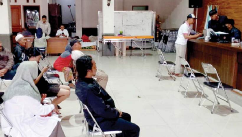 PEMINAT TINGGI: Bapenda Kota Batu mengunjungi salah satu desa untuk memberikan layanan kemudahan pembayaran pajak beberapa waktu lalu.