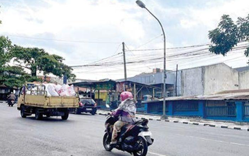 SUDAH TERPASANG: Jalan Dewi Sartika, Kelurahan Temas, Kecamatan Batu sudah dilengkapi Penerangan Jalan Umum (PJU).