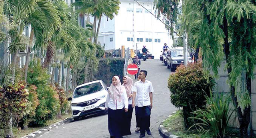 DIPERKETAT: Sejumlah ASN di lingkungan Pemkot Batu tampak beraktivitas di Balai Kota Among Tani Batu kemarin (1/10).