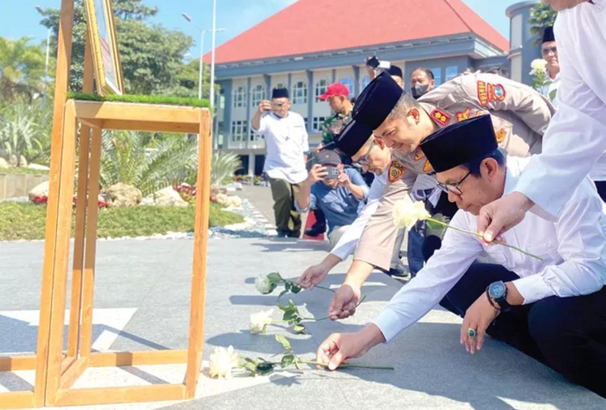 TURUT BERDUKA: Wali Kota Batu Nurochman bersama jajaran Forkopimda meletakkan bunga mawar putih sebagai tanda duka atas jatuhnya korban dalam aksi demosntrasi yang terjadi beberapa hari terakhir
