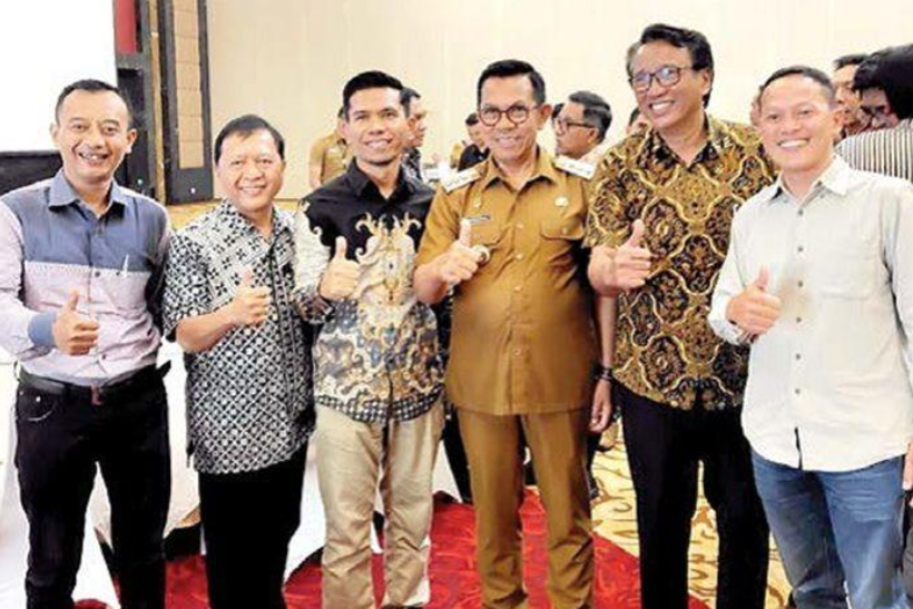 RESMI TERBENTUK: Wali Kota Batu Nurochman (tiga dari kanan) bersama Ketua Forum Tanggung Jawab Sosial dan Lingkungan Badan Usaha (TJSLBU) Kota Batu Sujud Hariadi (dua dari kanan) berpose setelah acara