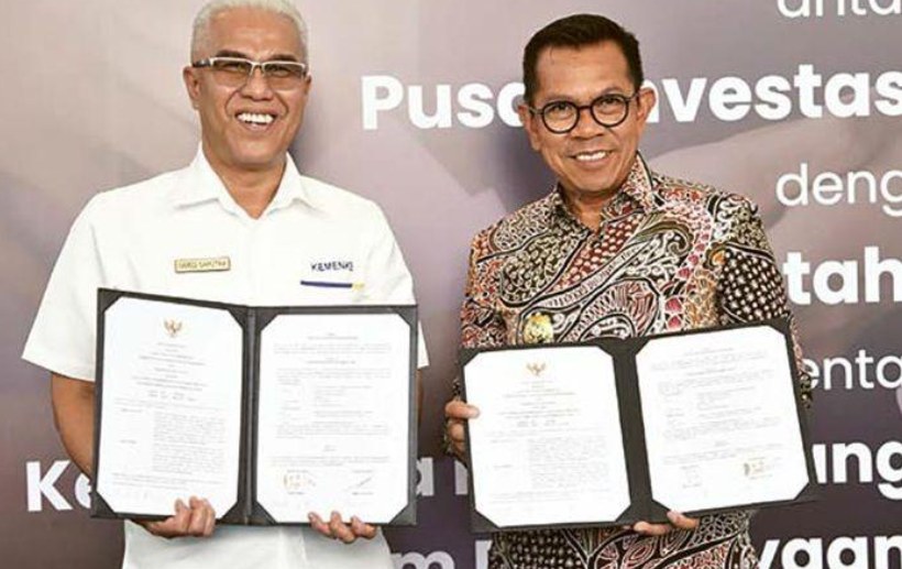 UNTUK WARGA: Wali Kota Batu Nurochman (kanan) bersama Direktur Utama PIP Ismed Saputra menunjukkan dokumen yang ditandatangani bersama, kemarin.