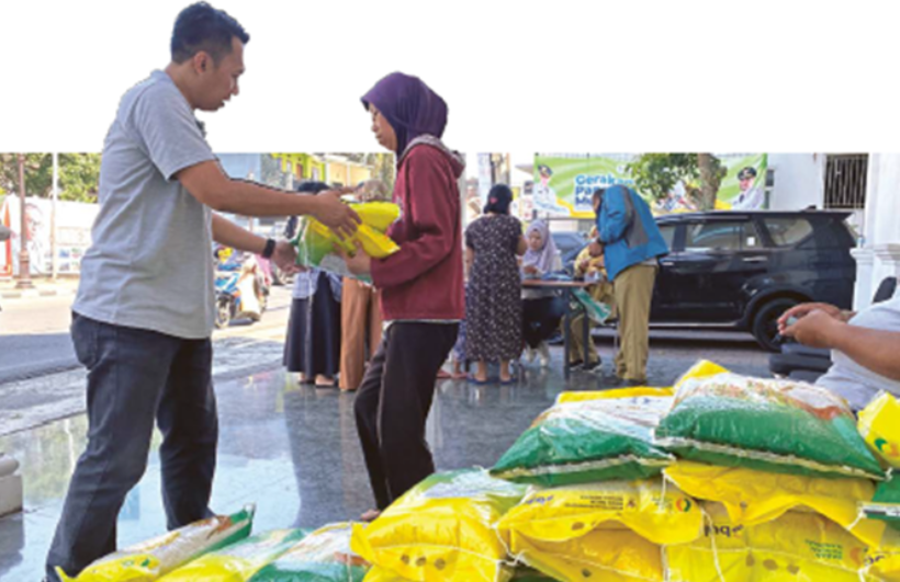 STABILISASI HARGA: Beras SPHP 5 kilogram dijual dalam Gerakan Pangan Murah di Kantor Desa Junrejo kemarin (23/9).