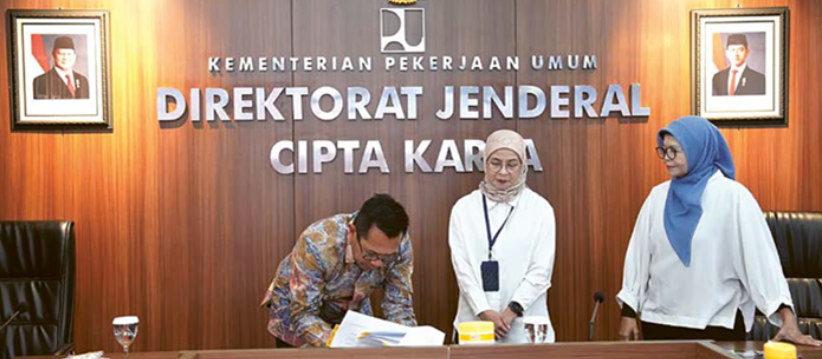 TANDA TANGAN: Wali Kota Batu Nurochman menandatangani Berita Acara Serah Terima (BAST) Pasar Induk Among Tani di Kantor Direktur Jenderal Cipta Karya, Kementerian PU, Jakarta Selatan kemarin (23/9).