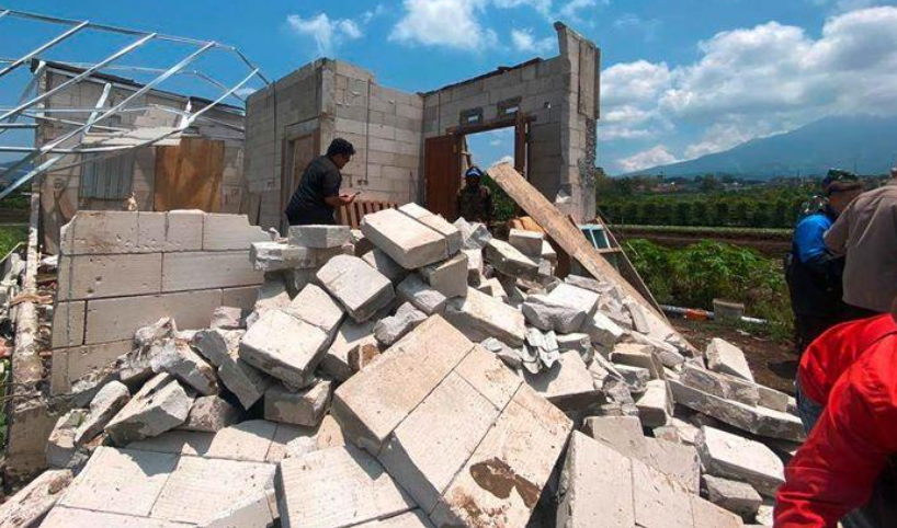 AMBRUK: Kondisi rumah Moch Bajuri warga Desa Giripurno, usai tersapu angin kencang pada Selasa sore (7/10).