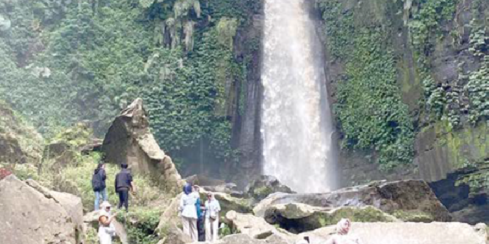 TANGGUH BENCANA: Salah satu rambu jalur evakuasi terpasang menuju Desa Wisata Sumberbrantas, Kecamatan Bumiaji kemarin (6/10).