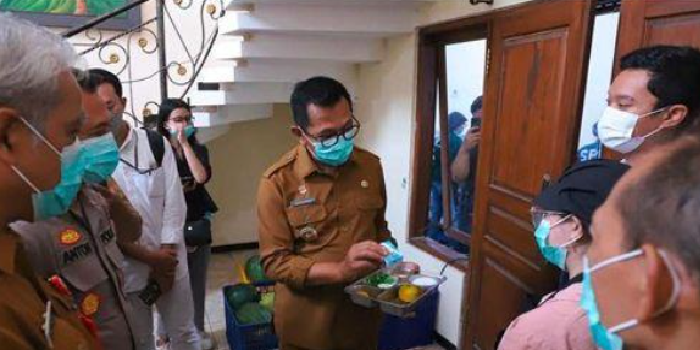 PEMERIKSAAN: Wali Kota Batu Nurochman mengecek Makan Bergizi Gratis (MBG) di salah satu dapur SPPG beberapa waktu lalu.