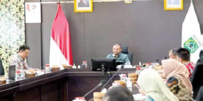 FORUM DISKUSI: Wakil Wali Kota Batu Heli Suyanto bersama TP2TBC Provinsi Jawa Timur dan Dinkes Kota Batu melakukan rapat koordinasi lintas sektor di Ruang Rapat Utama Balai Kota Among Tani Batu