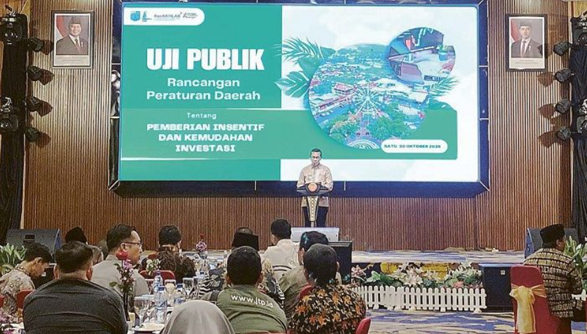 BERI ARAHAN: Wali Kota Batu Nurochman memberikan sambutan pada kegiatan Uji Publik Ranperda Pemberian Insentif dan Kemudahan Investasi di Senyum World Hotel kemarin (20/10).