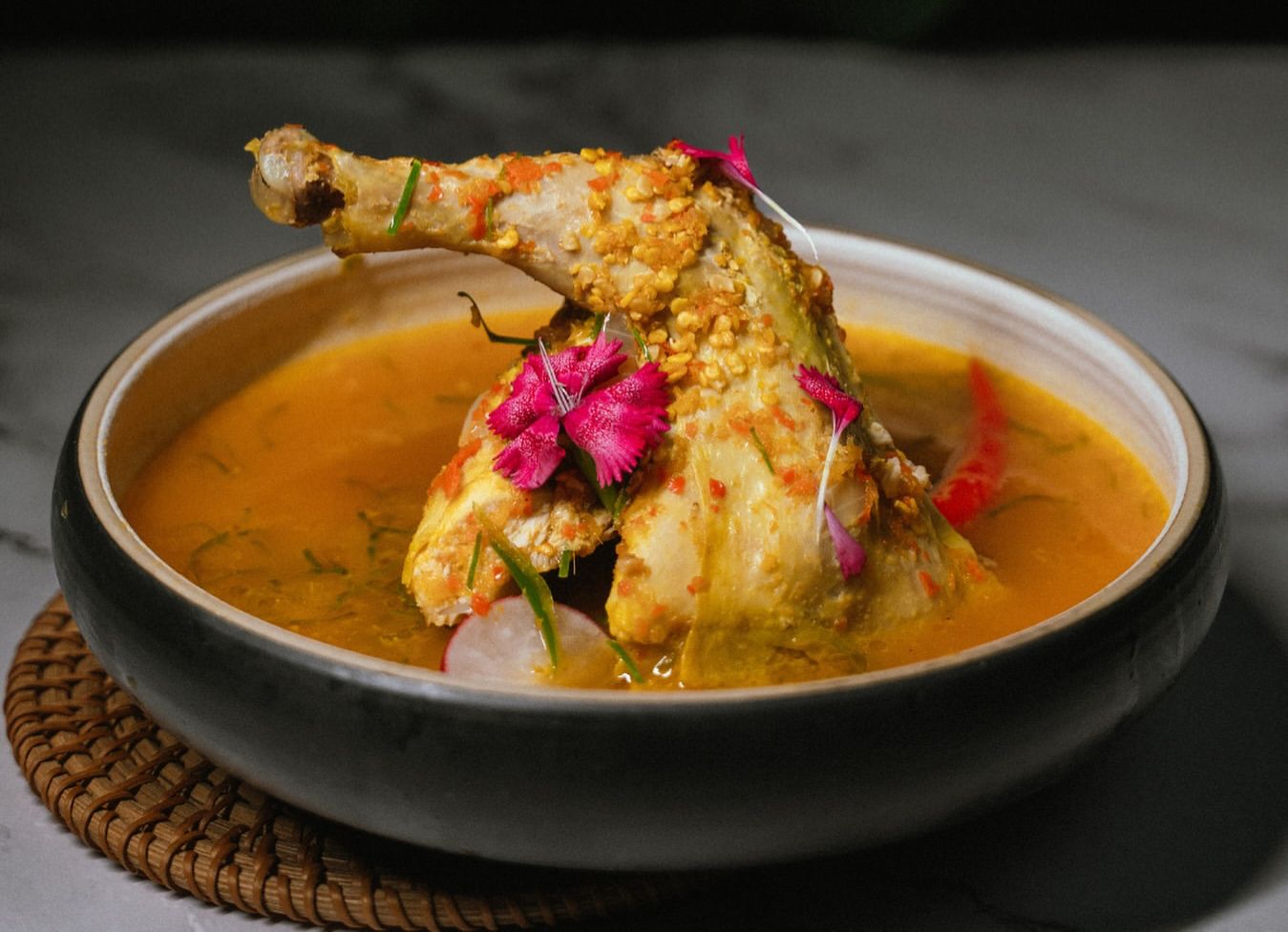 MENGGUGAH SELERA: Ayam Betutu, kuliner khas Pulau Dewata, Bali.