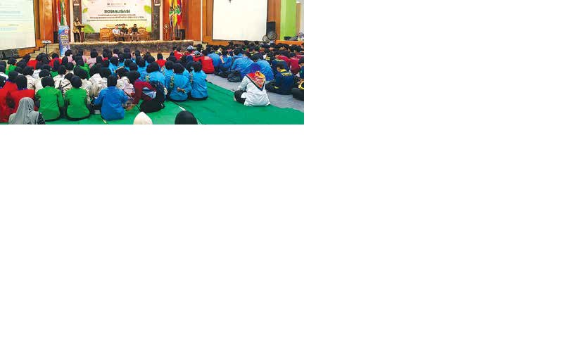 FOKUS: Para siswa mendengarkan pemaparan materi dalam sosialisasi anti-narkoba yang digelar PT Ekamas Fortuna bersama BNN Kabupaten Malang.