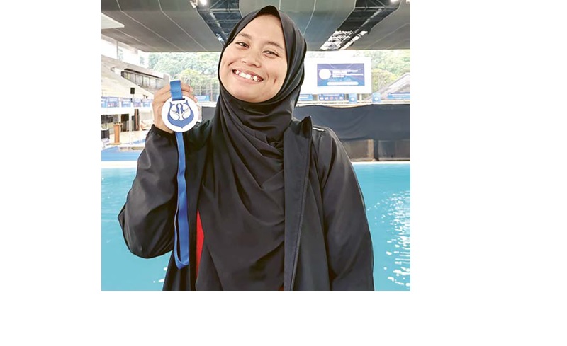 MEMBANGGAKAN: Nafa Amadea dengan medali perak kejuaraan Finswimming Se-Asia Tenggara, 14-19 November lalu di Jakarta.