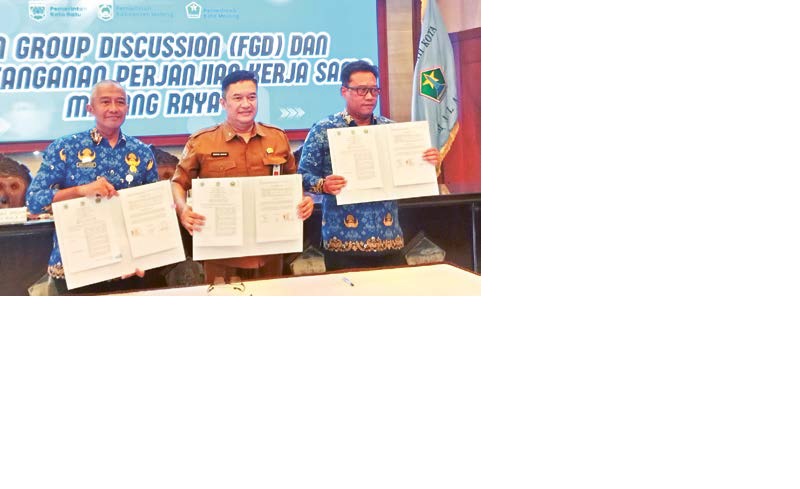 LINTAS DAERAH: dari kiri, Sekda Kota Malang Erik Setyo Santoso, Sekda Kabupaten Malang Budiar Anwar, dan Sekda Kota Batu Zadim Efisiensi menunjukkan draf perjanjian kerja sama di Balai Kota Malang