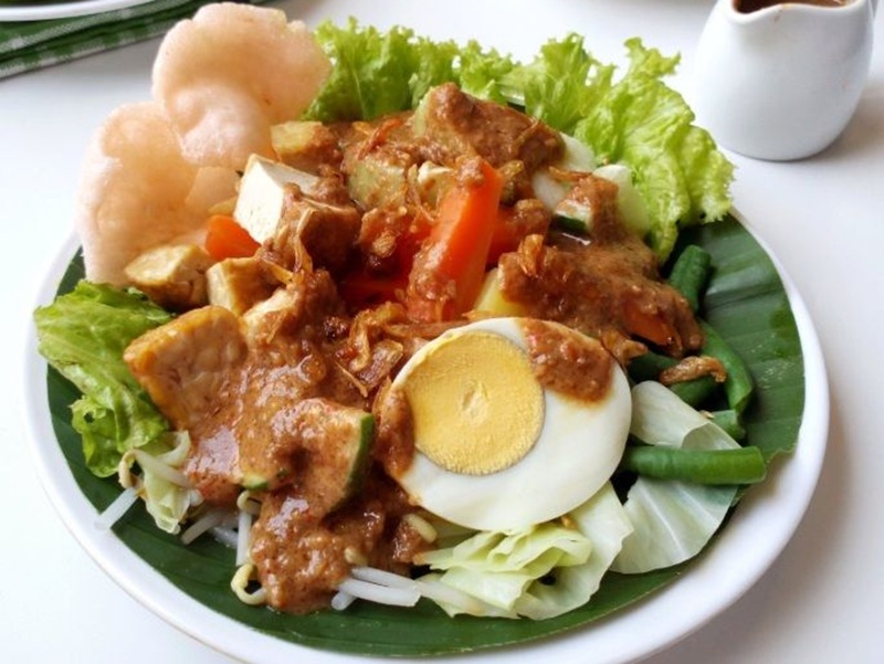 LEZAT: Gado-gado penuh sayuran segar dan bumbu kacang kental.