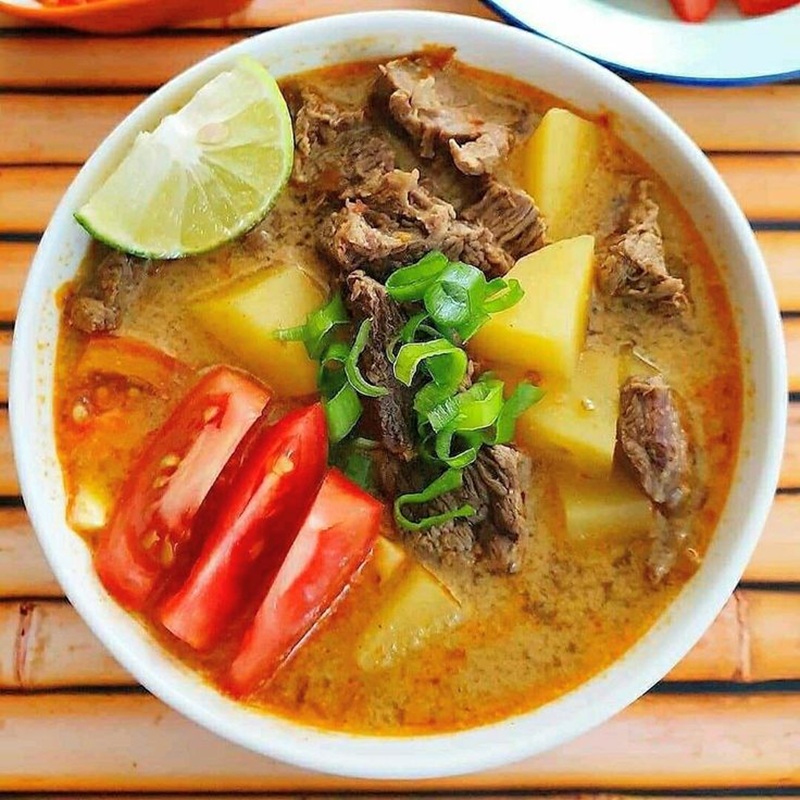 KUAH CREAMY: Soto Betawi dengan potongan daging lembut dan aroma rempah hangat, bikin setiap sendoknya jadi pengalaman rasa yang nikmat.