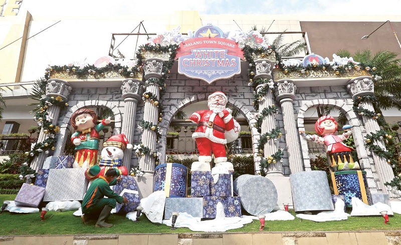 NUANSA NATAL: Ornamen patung Sinterklass di bagian depan Matos menyambut setiap pengunjung yang berbelanja kemarin (1/12).