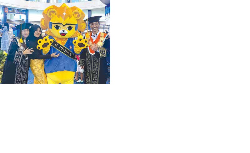 BAWA SEMANGAT KAMPUS: Direktur Polinema Ir Supriatna Adhisuwignjo ST MT (kanan) bersama dengan Si Prima (tengah) yang merupakan salah satu maskot baru kampus.