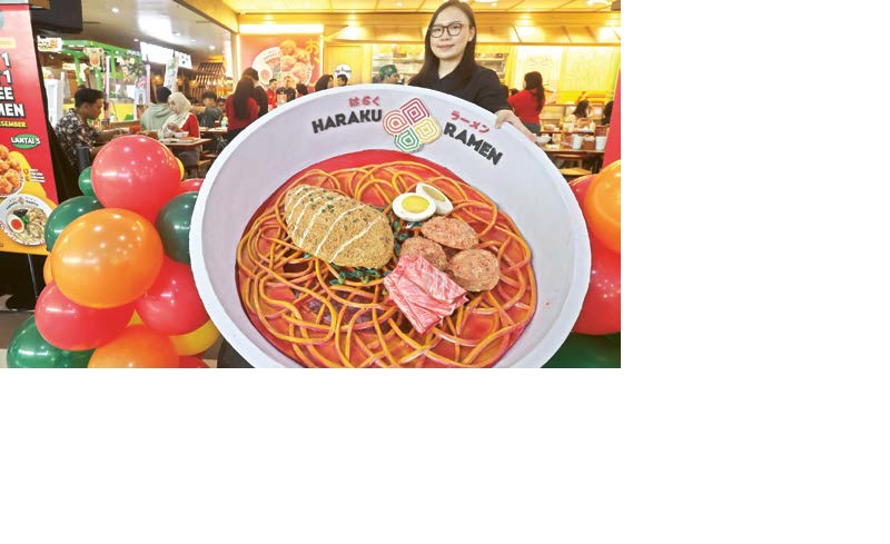 SENTRA KULINER: Seorang perempuan menunjukkan replika ramen dengan varian baru kemarin (1/12