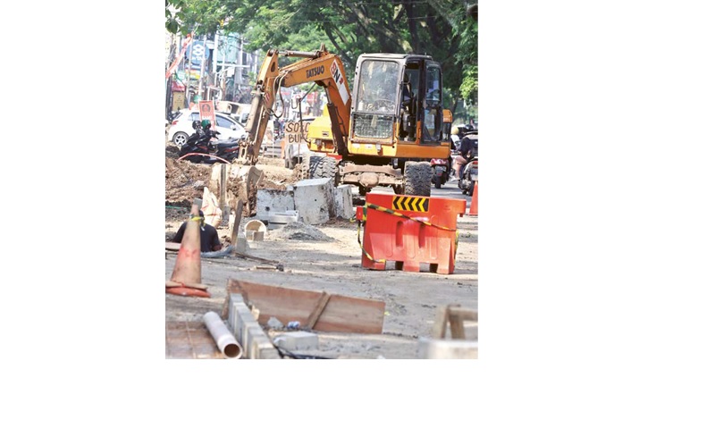 PENGHIJAUAN: Ekskavator mengeruk ruas Jalan Soekarno-Hatta (Soehat) untuk dipasangi box culvert kemarin (1/12).