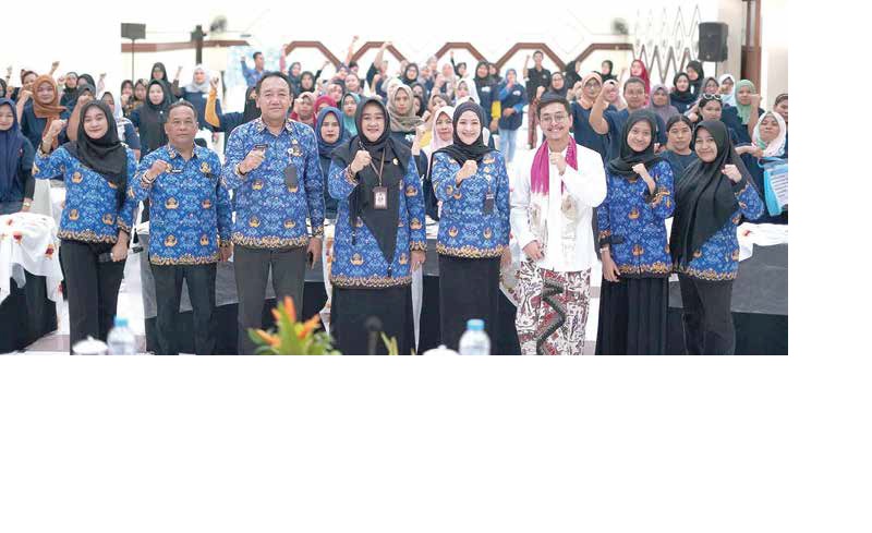 BERI DUKUNGAN: Pimpinan Diskopindag Malang dan karyawan industri hasil tembakau (IHT) foto bersama setelah melakukan pelatihan membatik dari Batik Soendari di Hotel Montana 2 pada Senin (1/12).