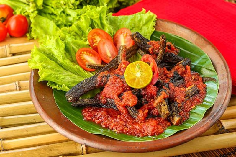 ENAK DAN PEDAS: Belut goreng dengan sambal yang menggugah selera