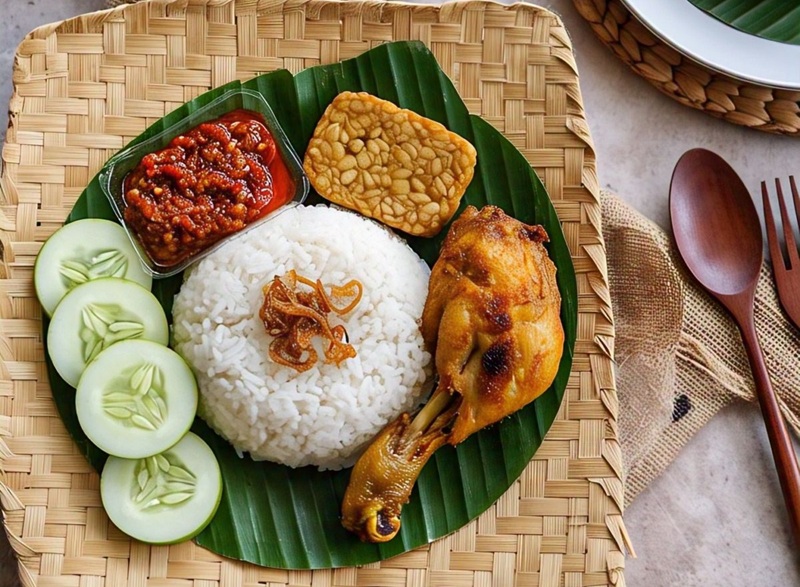 LEZAT: Ayam gorenf menggugah selera dengan sambel, tempe, dan timun