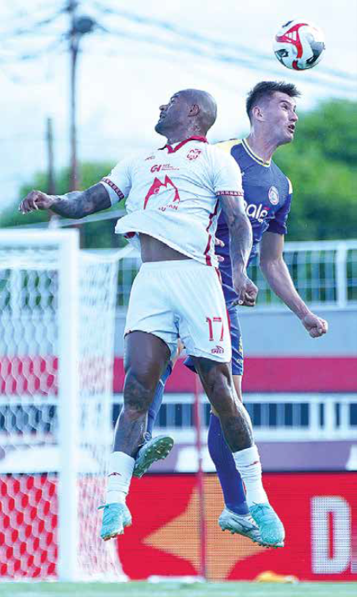 BISA SANTAI SEJANAK: Center back Arema FC Odivan Koerich menjaga ketat David da Silva dalam laga BRI Super League pekan ke-14, pakan lalu.