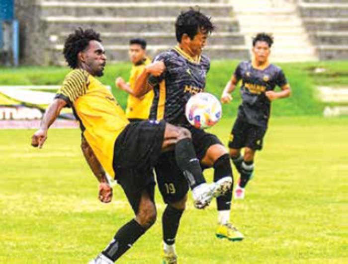 MAKSIMALKAN PERSIAPAN: Pemain Malang United berusaha merebut bola dalam laga uji coba melawan Pasuruan United, beberapa waktu lalu.