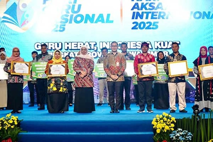 PEDULI : Gubernur Jatim Khofifah Kadispenprov Jatim Dr Aries Agung Paewai SSTP MM memberikan apresiasi dalam Puncak Peringatan HGN dan HAI di Surabaya, Senin (1/12).