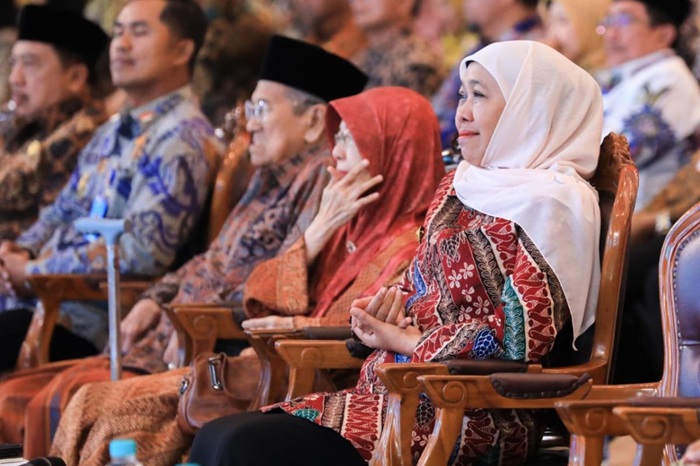 MOMEN HARU: Khofifah mendapat kejutan kehadiran KH Abdul Choliq Nur (Guru SD Taquma) dan Dra Hj Mahmudah (Guru SMA Khadijah) para guru yang mengajarnya semasa sekolah.