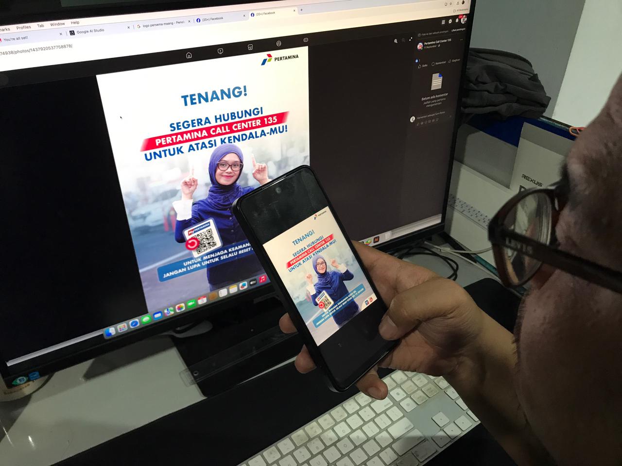 Seorang konsumen membaca poster layanan call center 135 yang dibuat Pertamina. (Aditya Novrian/Radar Malang)