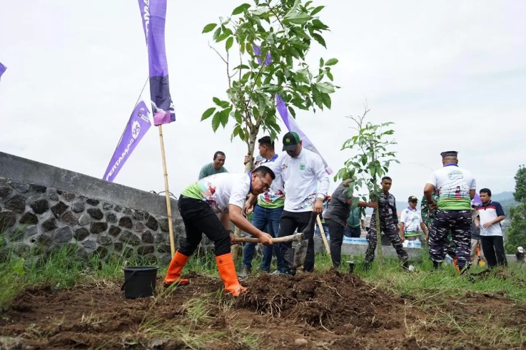 Pertamina Patra Niaga Jatimbalinus menanam 1.000 pohon di Kota Batu.