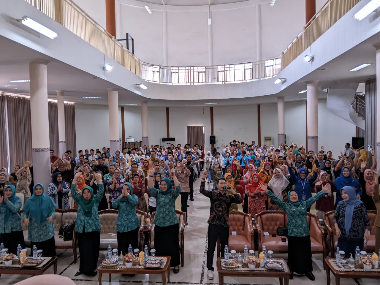MERIAH : Suasana bahagia terpacar dari peserta yang mnegikuti program "PKK Masuk Sekolah" di Hall Student Center Pertamina SMKN 2 Malang.