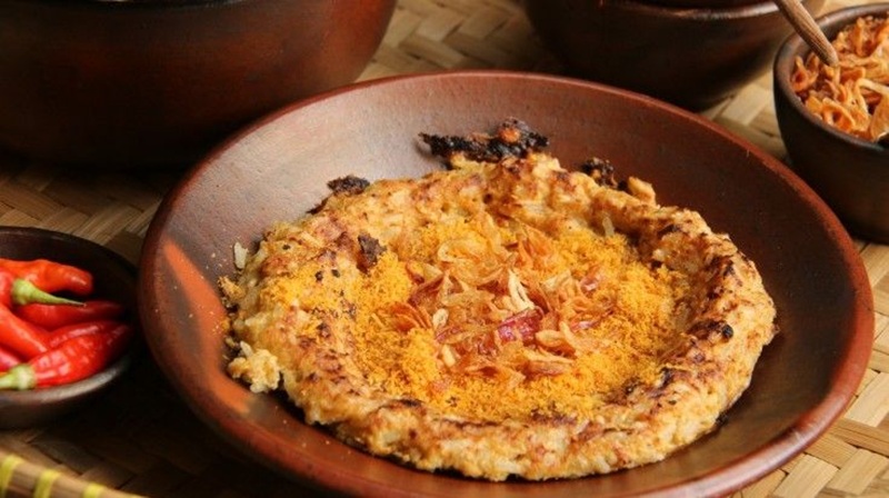 GURIH: Kerak telor khas Betawi dengan ketan renyah dan serundeng melimpah yang bikin setiap gigitan tak terlupakan.