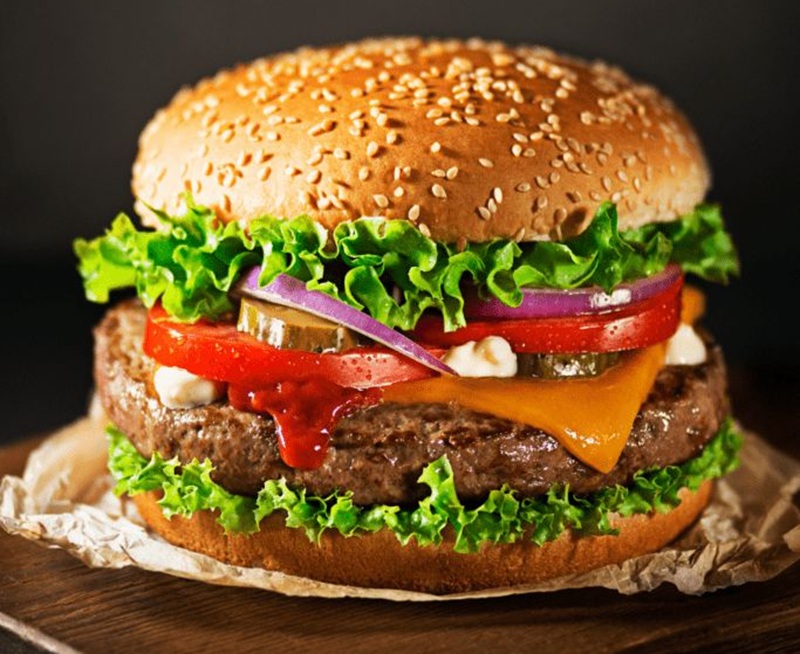 JUICY: Burger tebal dengan patty empuk dan topping melimpah yang memanjakan lidah setiap suapan.
