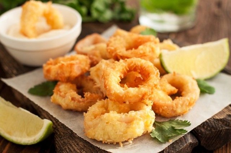 RENYAH: Cumi crispy dengan balutan tepung pedas manis yang bikin nagih dari gigitan pertama.