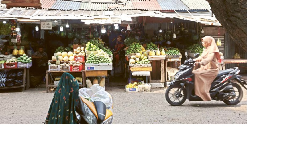 HARUS DIREVITALISASI: Pedagang Pasar Blimbing tetap berjualan meski kondisi bangunan memprihatinkan.