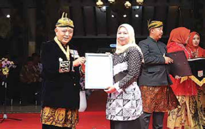 APRESIASI: Bupati Malang H M. Sanusi (kiri) memberikan penghargaan kepada OPD dalam resepsi HUT Ke-1265 Kabupaten Malang pada Senin (1/12).